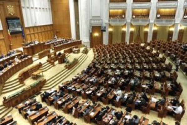Băsescu: PSD şi PNL doresc subordonarea tuturor instituţiilor statului